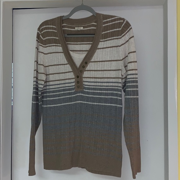 Nice lightweight sweater with look of shirt under - Picture 5 of 10